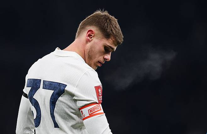 토트넘 ‘초비상’ 걸렸다…英 단독 보도 “‘파격 대우’ 재계약 뿌리치고 이별 결단, 강등 여부 상관없이 올여름 이적 추진”