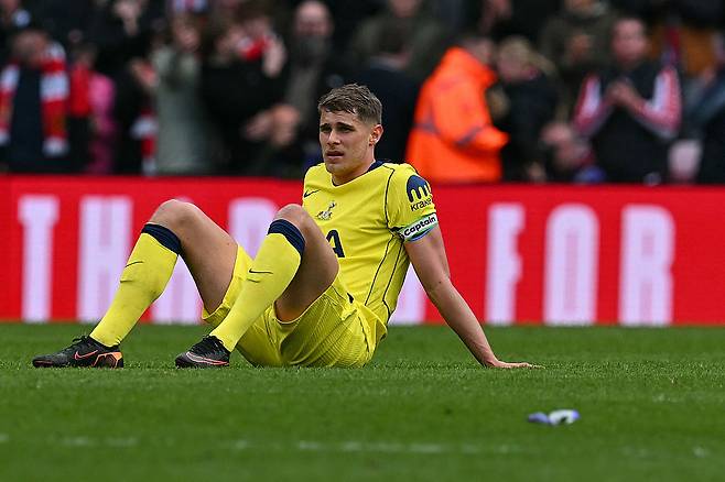 토트넘 ‘초비상’ 걸렸다…英 단독 보도 “‘파격 대우’ 재계약 뿌리치고 이별 결단, 강등 여부 상관없이 올여름 이적 추진”