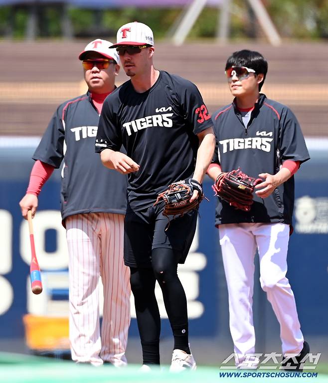'인간 스펀지' 데일, 이범호 감독 조언 즉각 흡수…'이 친구 잘하네' 엄지 척![광주 스케치]