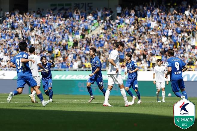 '소문난 잔치에 먹을 것 많았다' 1, 2위 대결서 수원이 웃었다! '헤이스 극장 PK골' 부산에 3-2 승리...'단레이 2분 2골' 경남, 파주에 3-2 재역전승