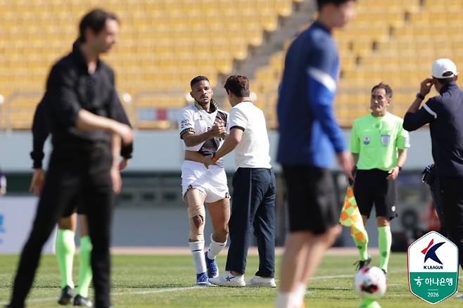 '소문난 잔치에 먹을 것 많았다' 1, 2위 대결서 수원이 웃었다! '헤이스 극장 PK골' 부산에 3-2 승리...'단레이 2분 2골' 경남, 파주에 3-2 재역전승