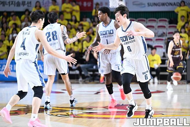 이번엔 14점 차 뒤집은 소노, LG 꺾고 파이널 진출 확률 100%