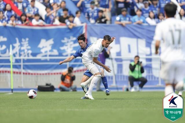0-2→ 2-2→ 후반 추가시간 PK 결승골… 끝까지 결말 알 수 없던 미친 승부, 수원 부산에 3-2 극장승