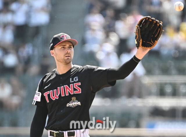 ‘3연속 볼넷에서 시작된 재앙’ LG 에이스 톨허스트, 5이닝 4볼넷 5실점 부진…오스틴 덕에 패전 면했다 [MD잠실]