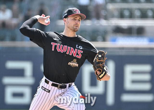 ‘3연속 볼넷에서 시작된 재앙’ LG 에이스 톨허스트, 5이닝 4볼넷 5실점 부진…오스틴 덕에 패전 면했다 [MD잠실]