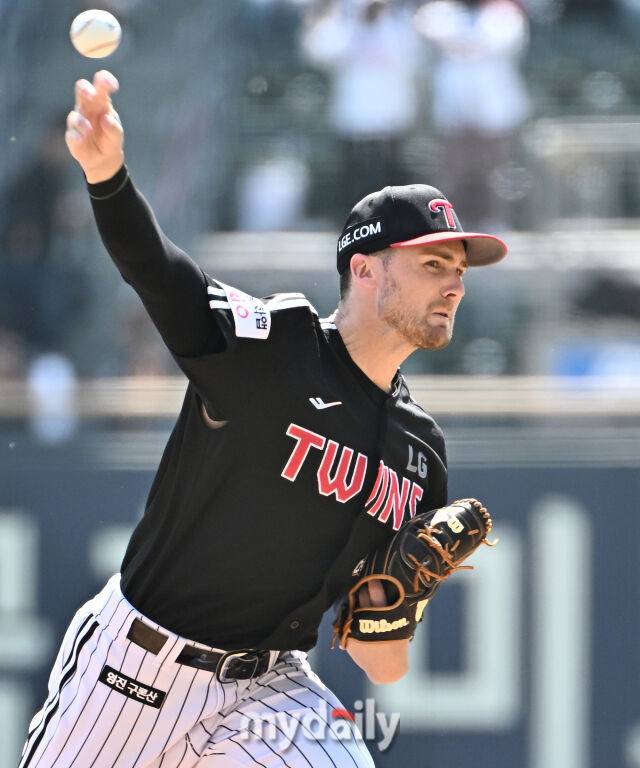 ‘3연속 볼넷에서 시작된 재앙’ LG 에이스 톨허스트, 5이닝 4볼넷 5실점 부진…오스틴 덕에 패전 면했다 [MD잠실]