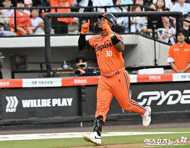 한화 '초호화 중심타선' 불 뿜었다! 페라자 투런→문현빈·노시환 연속 안타→강백호 2타점 2루타…5회 4득점 '빅이닝'+6-1 리드 잡았다 [대전 라이브]