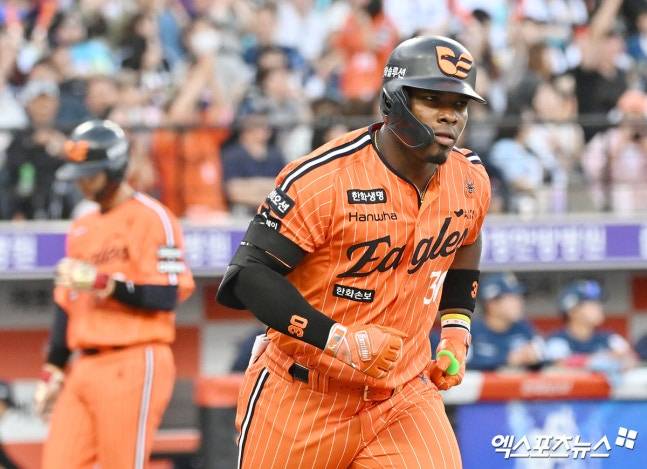 한화 '초호화 중심타선' 불 뿜었다! 페라자 투런→문현빈·노시환 연속 안타→강백호 2타점 2루타…5회 4득점 '빅이닝'+6-1 리드 잡았다 [대전 라이브]