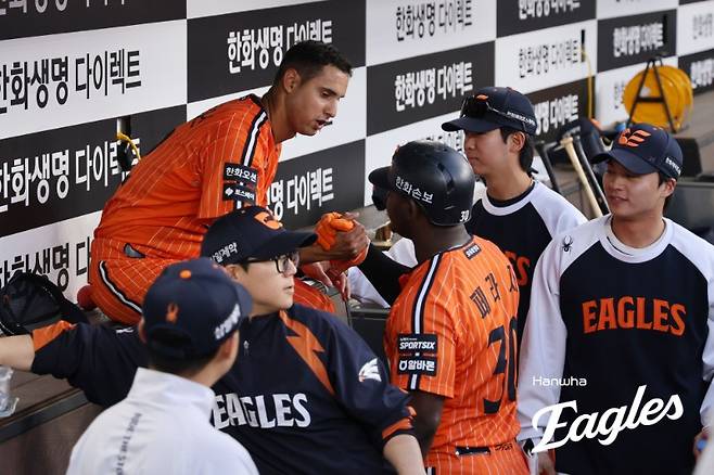 1아웃 7실점 잊어주세요…ERA 9.98→5.72 반토막, 에르난데스가 발톱을 드러냈다