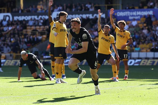 '지옥에서 천당으로, 다시 지옥으로' 팔리냐 82분 결승골로 울버햄튼 1-0 격침→드디어 2026년 첫 승…웨스트햄 '극장승'으로 강등권 탈출엔 실패[EPL 리뷰]