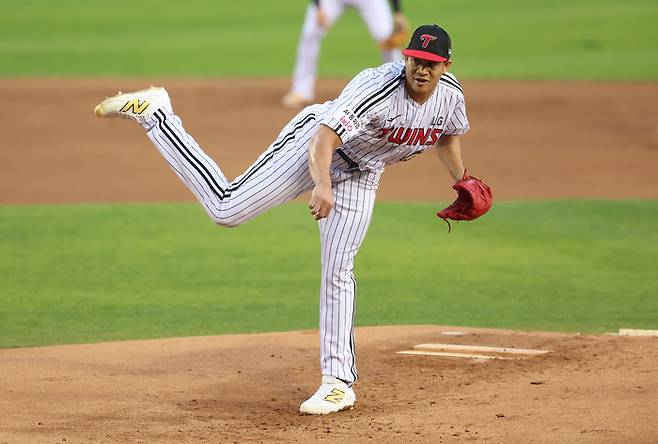 LG 마운드 ‘초비상’→치리노스 이어 유영찬 이탈…위기의 시즌 초반, ‘뎁스’로 버텨라 [SS포커스]