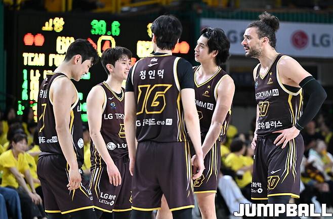 ‘1위 최초 스윕패 위기’ LG, 2002~2003시즌 4강 PO 재현 가능할까?