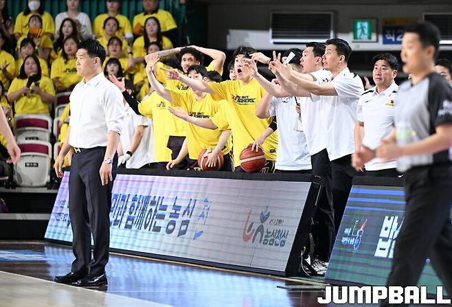 ‘1위 최초 스윕패 위기’ LG, 2002~2003시즌 4강 PO 재현 가능할까?