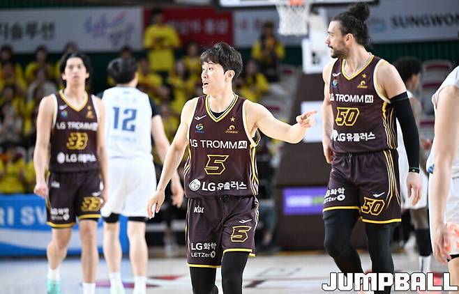 ‘1위 최초 스윕패 위기’ LG, 2002~2003시즌 4강 PO 재현 가능할까?