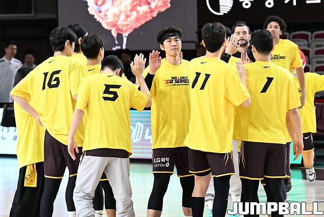 ‘1위 최초 스윕패 위기’ LG, 2002~2003시즌 4강 PO 재현 가능할까?