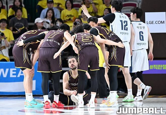 ‘1위 최초 스윕패 위기’ LG, 2002~2003시즌 4강 PO 재현 가능할까?