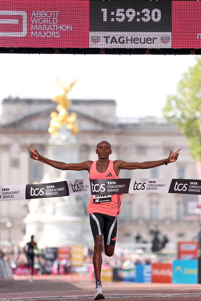 '1시간59분30초' 마라톤 2시간의 벽이 무너졌다…사웨 세계신기록