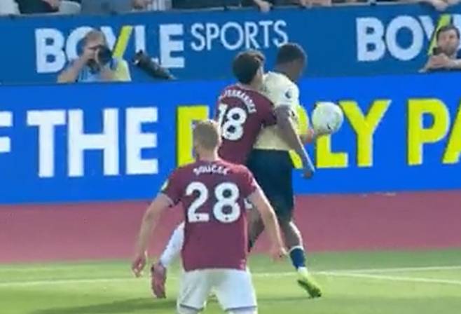 토트넘 '잔류권 17위' 도둑 맞았나?…EPL 최악의 오심 논란 터졌다→손으로 공 쳤는데 'NO PK' 황당 판정