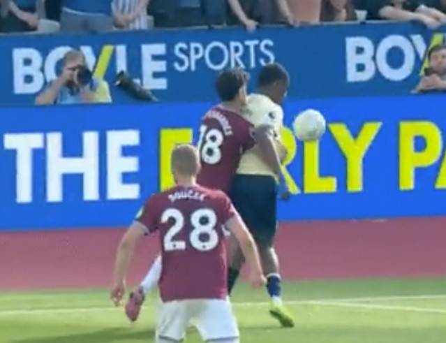 토트넘 '잔류권 17위' 도둑 맞았나?…EPL 최악의 오심 논란 터졌다→손으로 공 쳤는데 'NO PK' 황당 판정