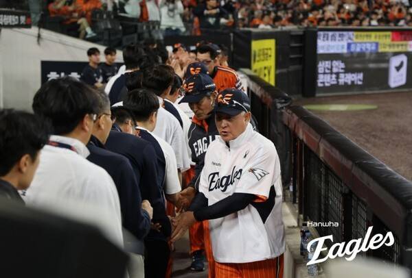 '해설 비판+응원가 패싱' 한화 '미련의 야구'에 등 돌리는 사람들…김경문 감독은 또 김서현 올렸고, 또 역전패 당했다