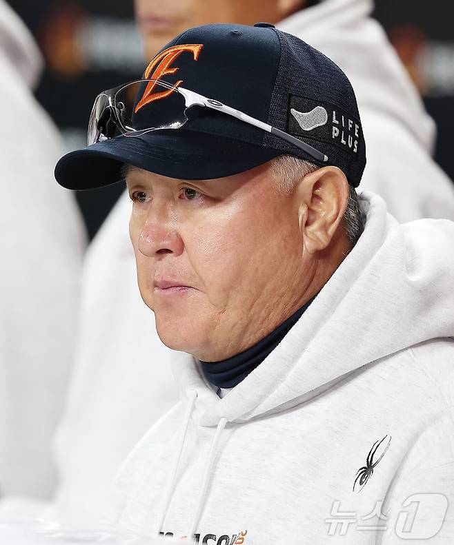 '해설 비판+응원가 패싱' 한화 '미련의 야구'에 등 돌리는 사람들…김경문 감독은 또 김서현 올렸고, 또 역전패 당했다