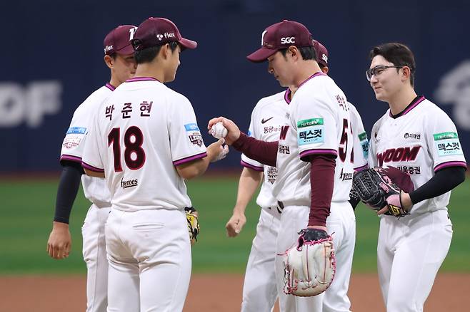 안우진·원태인의 눈물, '절친' 박석민 아들에게 건넨 공까지…박병호 낭만의 은퇴식 [IS 고척]