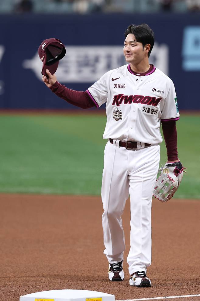 안우진·원태인의 눈물, '절친' 박석민 아들에게 건넨 공까지…박병호 낭만의 은퇴식 [IS 고척]