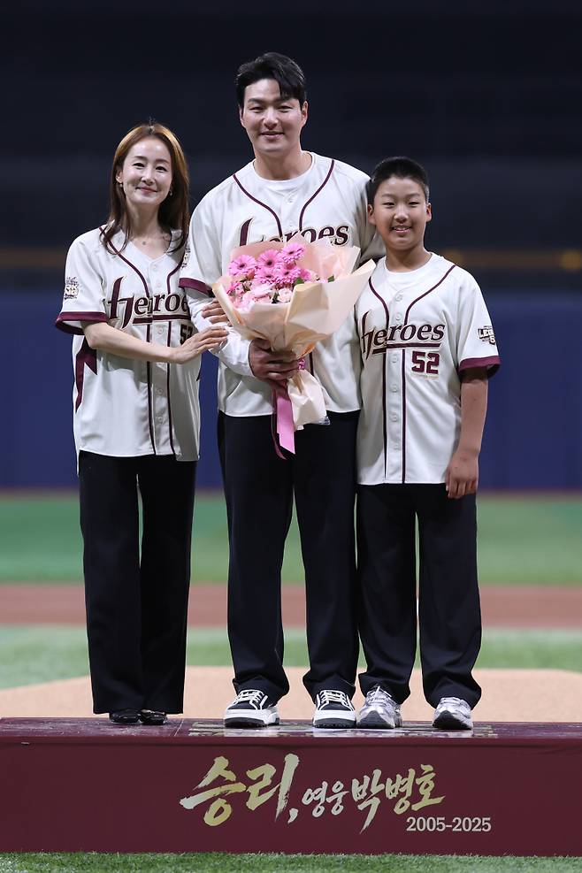 안우진·원태인의 눈물, '절친' 박석민 아들에게 건넨 공까지…박병호 낭만의 은퇴식 [IS 고척]