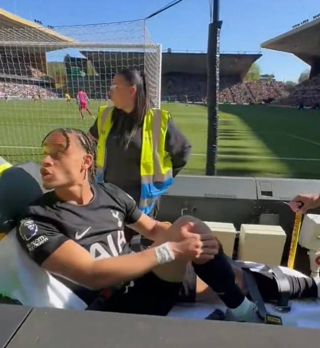 황희찬은 이런 팬들 앞에서 어떻게 뛰었나…울버햄튼 팬들, 부상당한 토트넘 에이스에 야유·조롱→시몬스는 '욕설 응수'