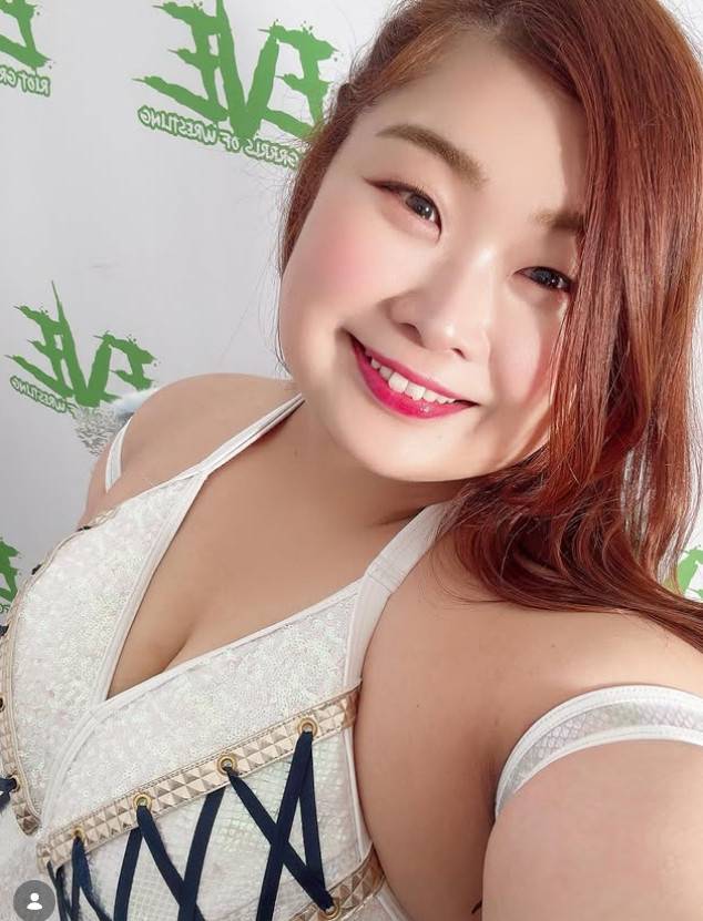 '156cm·100kg' 日 유명 女 레슬러 '깜짝 결혼'... '특대형 주먹밥' 먹어 치우는 퍼포먼스 못 보나