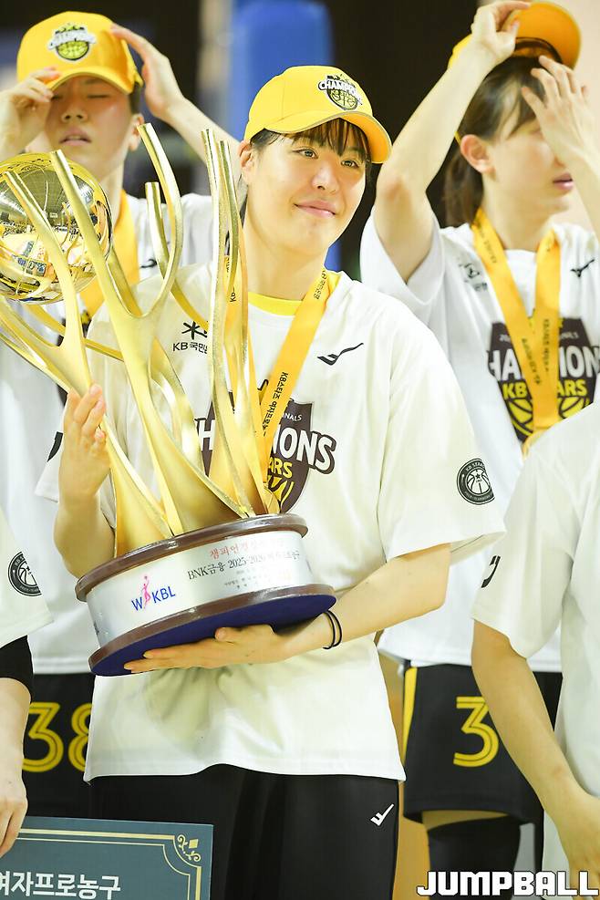 ‘국보센터’ 박지수가 끝내 투입을 거절한 이유…“더 많이 고생한 선수들이 코트 위 서야