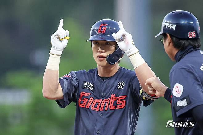 '번트 연습 안 하나?' 의문 생길 정도…'선발 ERA 1등' 하지만 롯데가 꼴찌인 이유