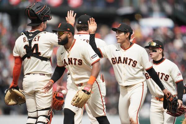 이정후, 4안타치고 MVP 인터뷰에 물벼락 맞다