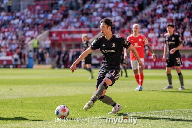 김민재와 다른 입지…바이에른 뮌헨 일본 수비수 '뮌헨 팬 61%가 방출 요구'