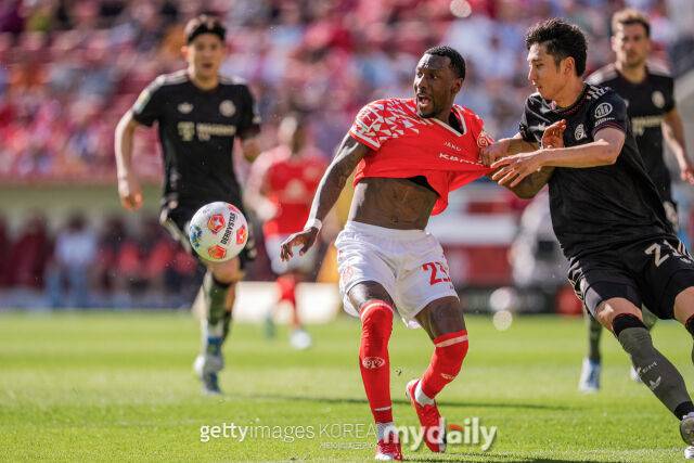 김민재와 다른 입지…바이에른 뮌헨 일본 수비수 '뮌헨 팬 61%가 방출 요구'