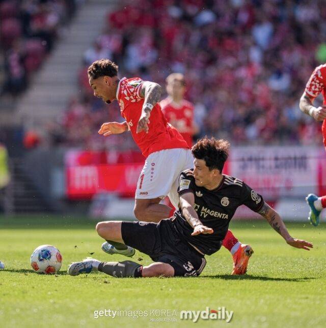 김민재와 다른 입지…바이에른 뮌헨 일본 수비수 '뮌헨 팬 61%가 방출 요구'