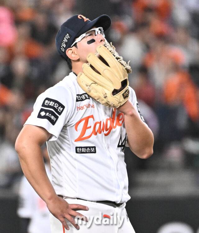 'ERA 9.00' 김서현 살리려다 한화가 쓰러질 판, 김경문 투수 기용 뚝심인가 아집인가