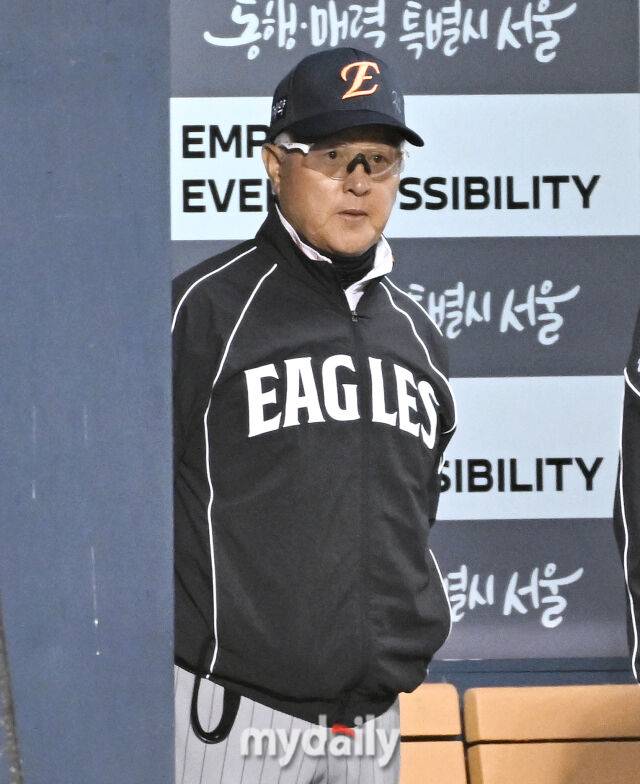 'ERA 9.00' 김서현 살리려다 한화가 쓰러질 판, 김경문 투수 기용 뚝심인가 아집인가