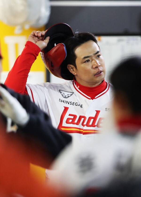 논란 감수하고 22억 줬는데, 타율 '꼴찌' 된 278홈런 거포…'문학에선 다르다' 예견 섣불렀나, 부진 점점 길어진다