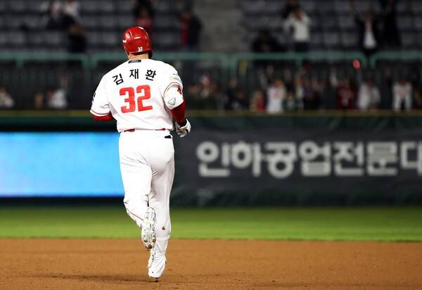 논란 감수하고 22억 줬는데, 타율 '꼴찌' 된 278홈런 거포…'문학에선 다르다' 예견 섣불렀나, 부진 점점 길어진다