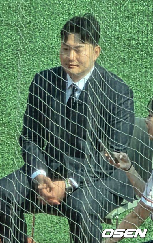 정장 차림으로 문수구장 나타난 67홈런 슬러거 최지만, 등번호는 9번 [오!쎈 울산]