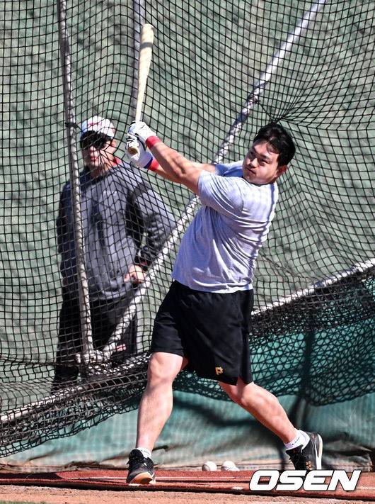 정장 차림으로 문수구장 나타난 67홈런 슬러거 최지만, 등번호는 9번 [오!쎈 울산]