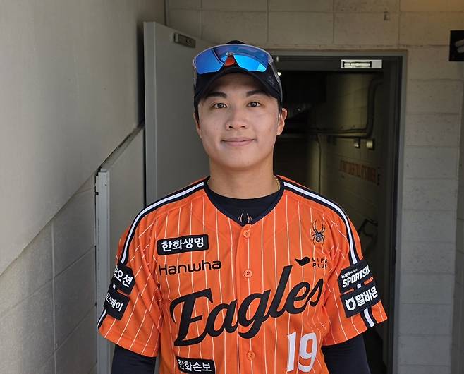 어쩌면 한화에서 가장 바쁜 사람 왕옌청…경기 전엔 루틴으로 채우고, 끝나면 더그아웃 정리까지