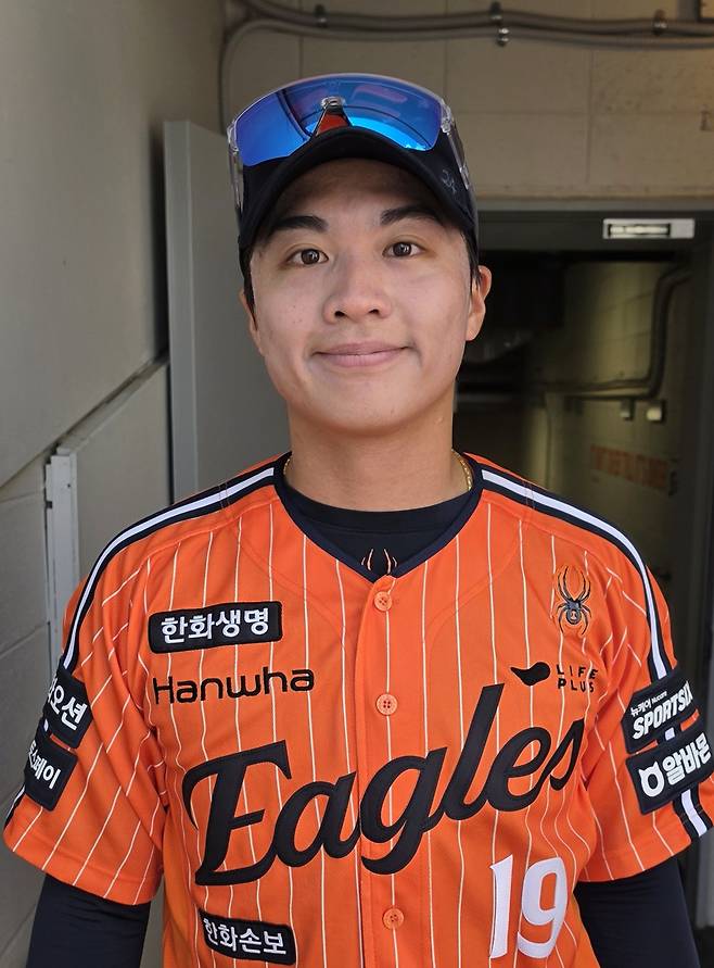 어쩌면 한화에서 가장 바쁜 사람 왕옌청…경기 전엔 루틴으로 채우고, 끝나면 더그아웃 정리까지