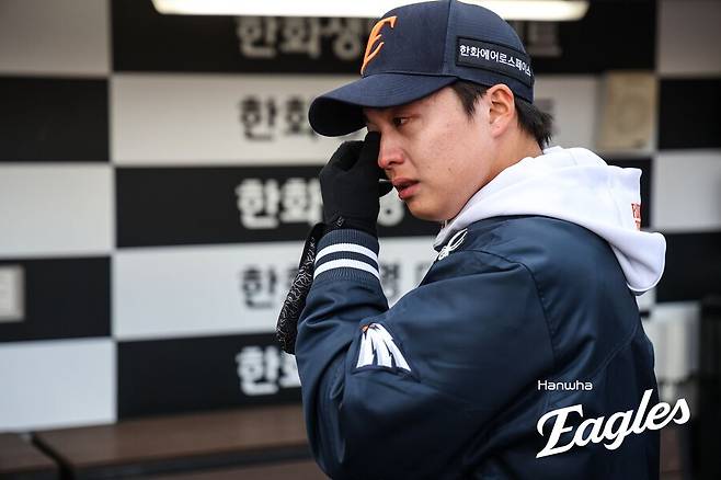 어쩌면 한화에서 가장 바쁜 사람 왕옌청…경기 전엔 루틴으로 채우고, 끝나면 더그아웃 정리까지