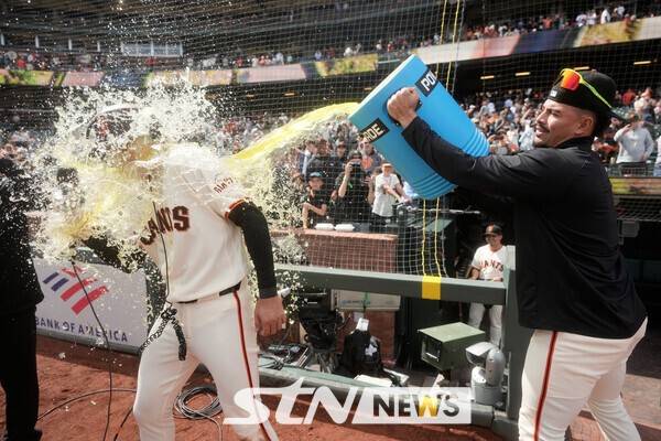 '인터뷰 기습 폭격' 이정후, 맹타 뒤 찾아온 수난…무자비한 '음료 세례'