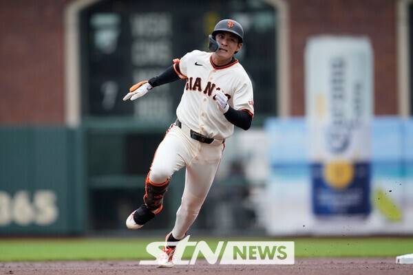 '인터뷰 기습 폭격' 이정후, 맹타 뒤 찾아온 수난…무자비한 '음료 세례'