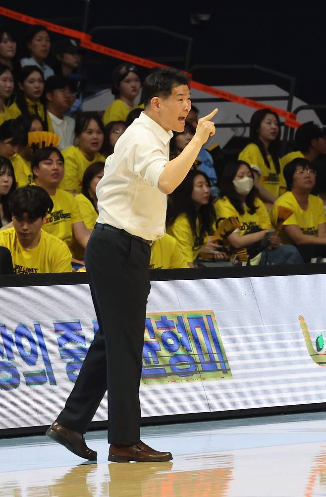 ‘정규리그 1위→4강 PO 3전패’ 조상현 LG 감독 “감독의 부족함 때문, 뼈를 깎는 각오로 노력하겠다” [SD 고양 패장]