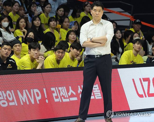 LG, 1위팀 역대 최초로 PO '전패 탈락'…조상현