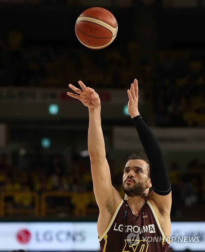 LG, 1위팀 역대 최초로 PO '전패 탈락'…조상현